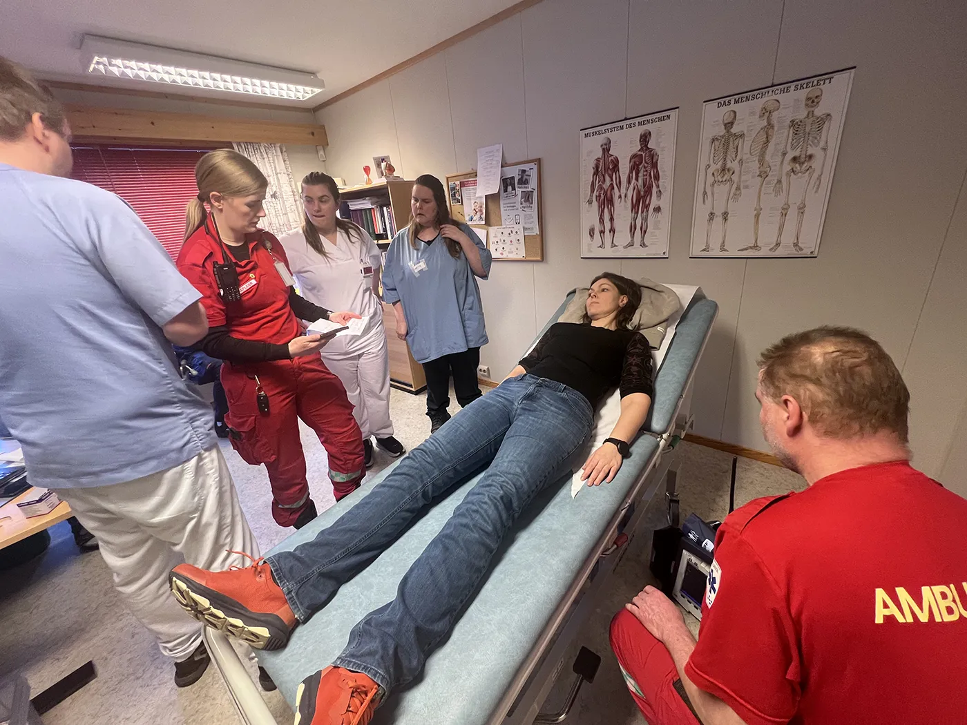En gruppe personer i et rom