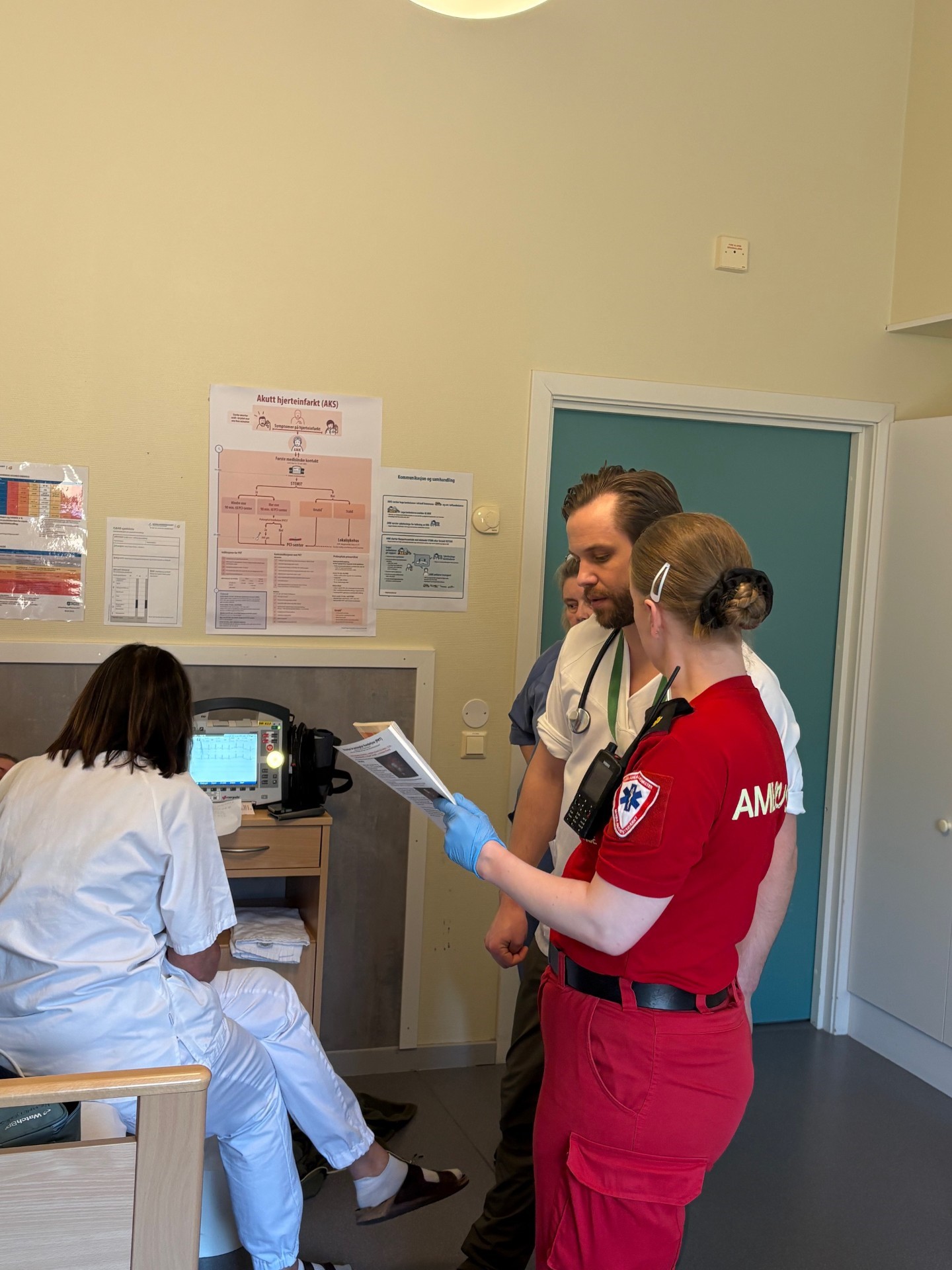 En lege som snakker med en pasient