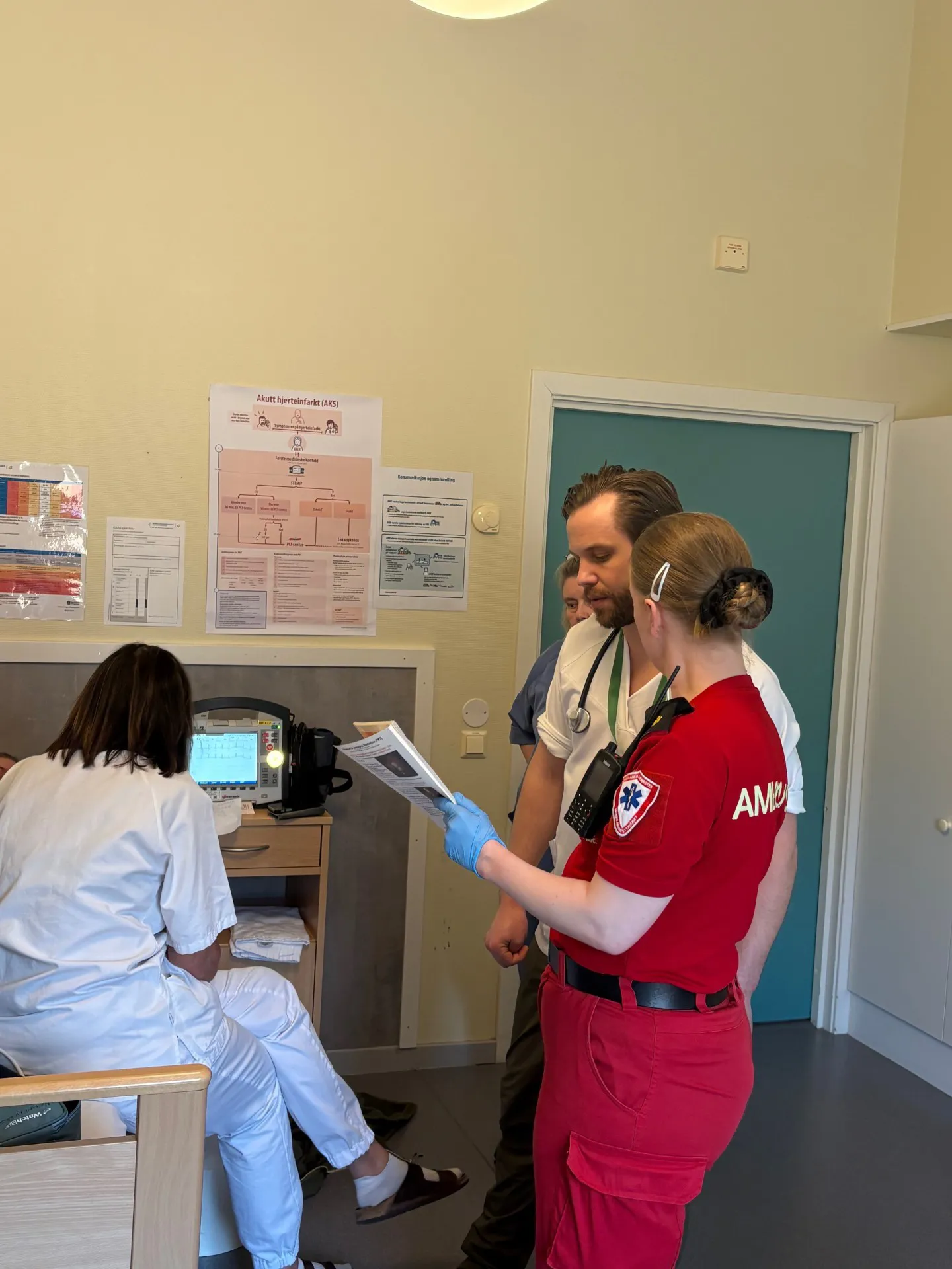 En lege som snakker med en pasient