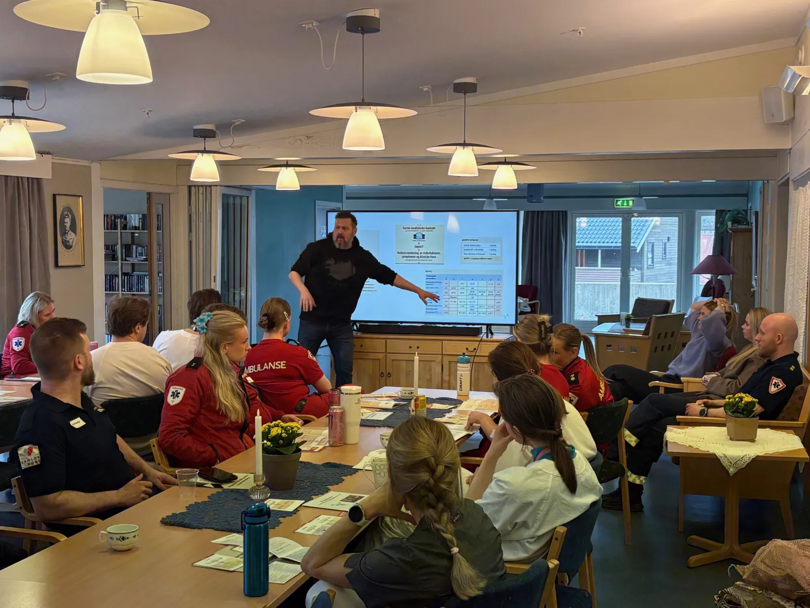 En person som holder en presentasjon for en gruppe mennesker