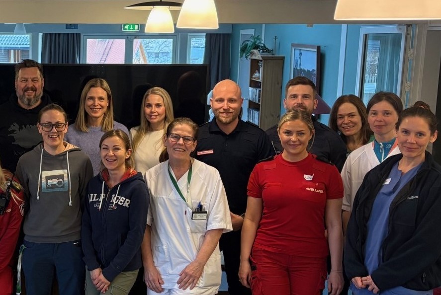 En gruppe mennesker som poserer for et bilde