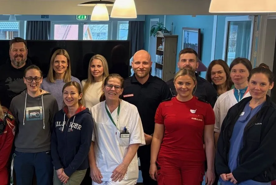 En gruppe mennesker som poserer for et bilde