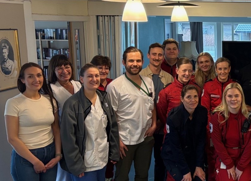 En gruppe mennesker som poserer for et bilde