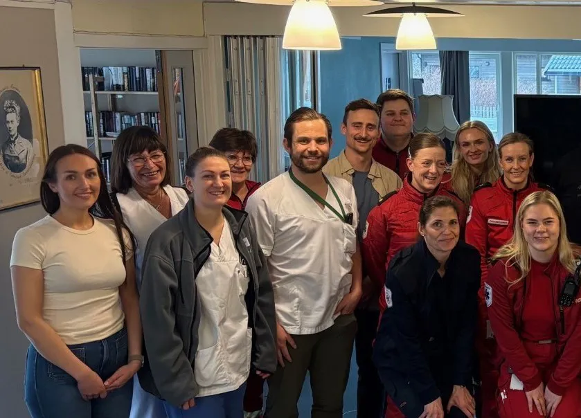 En gruppe mennesker som poserer for et bilde