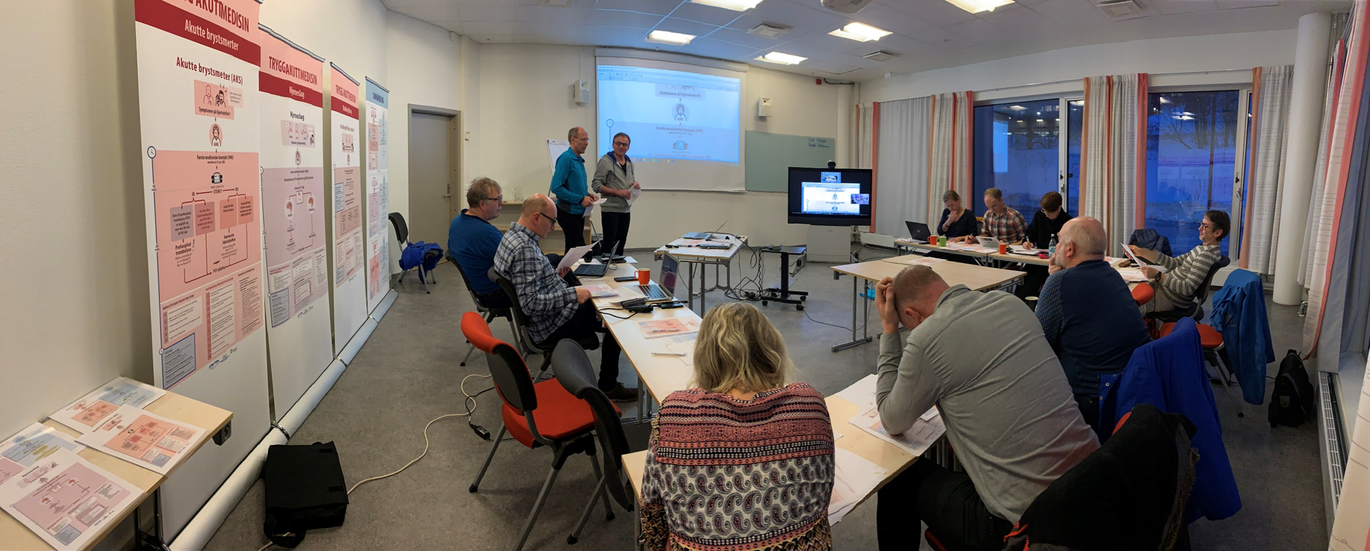 En gruppe personer i et møte