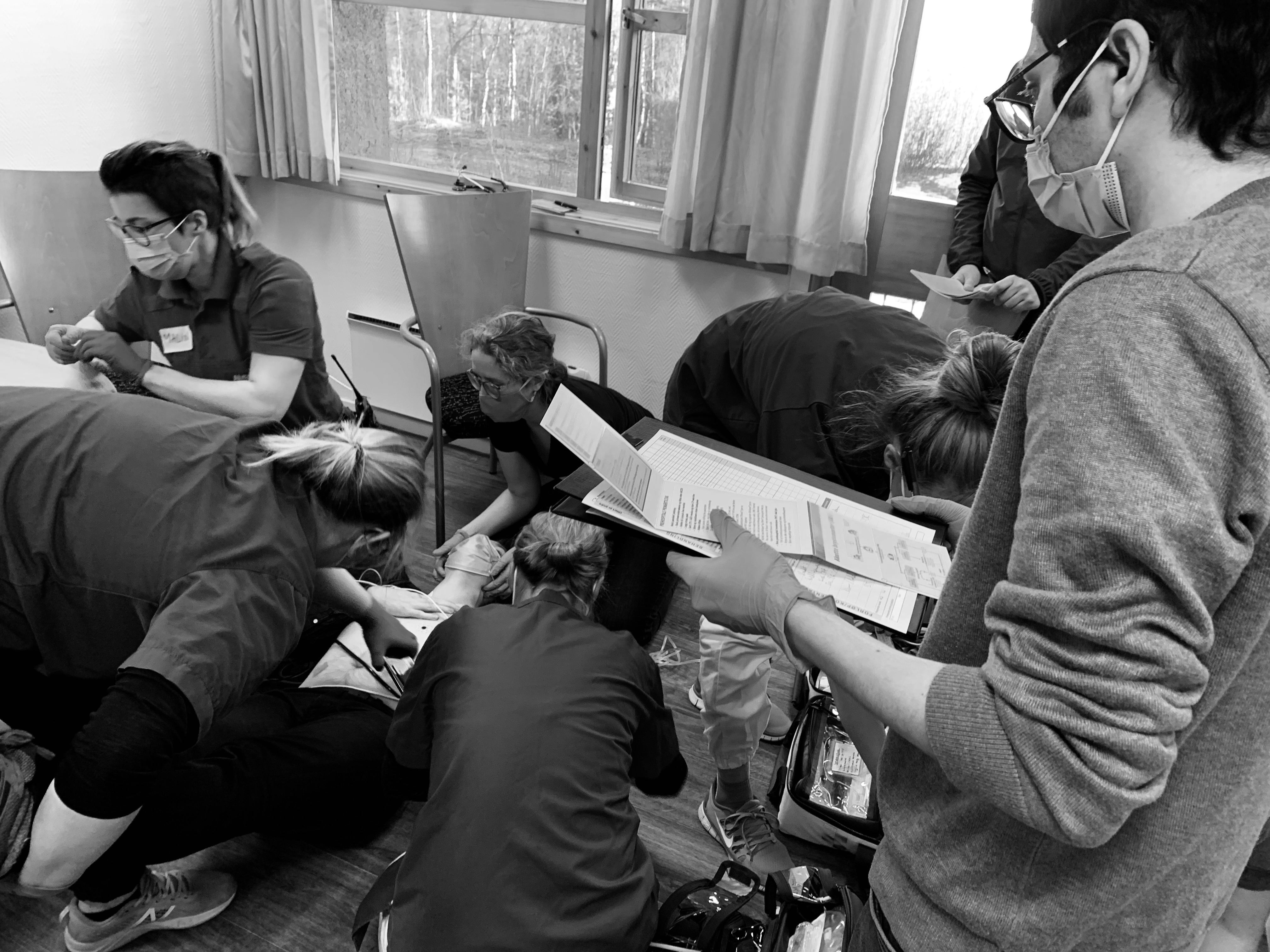 En gruppe mennesker som sitter på et tog