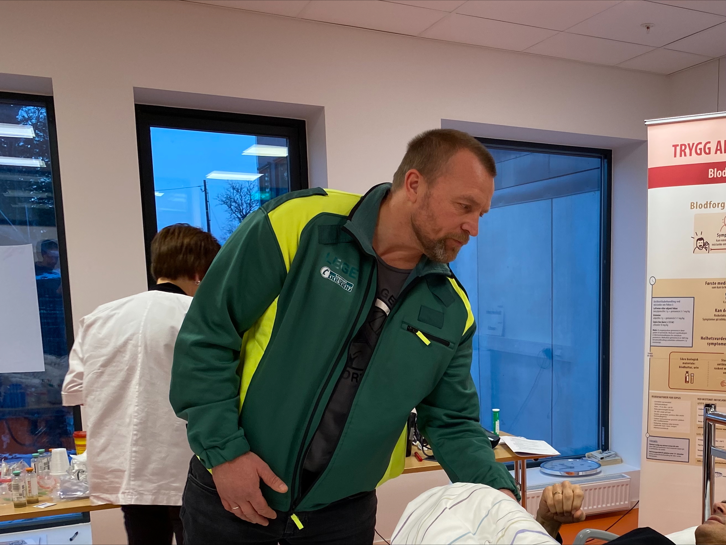 En mann i grønn jakke