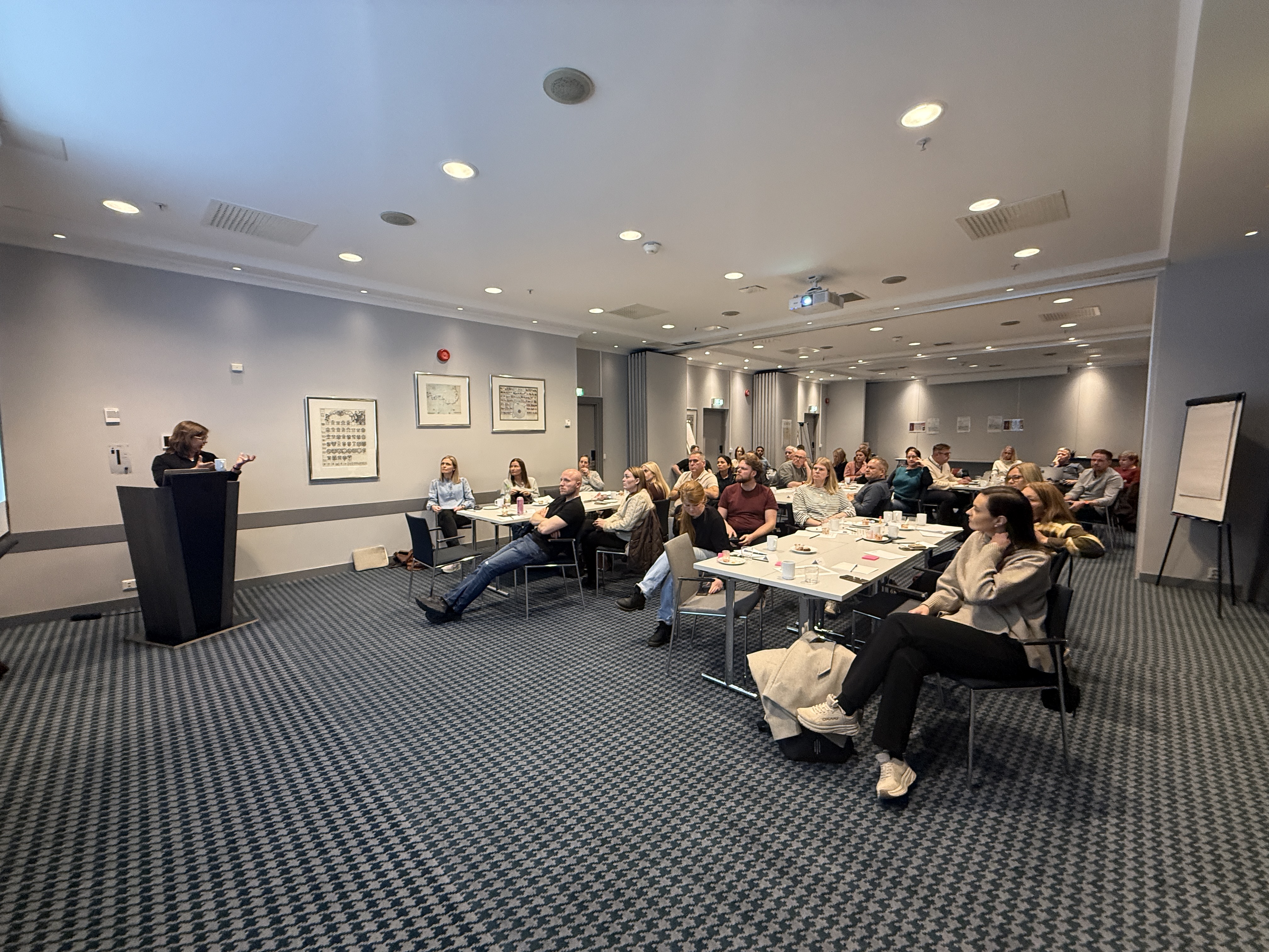 En gruppe mennesker som sitter ved et bord