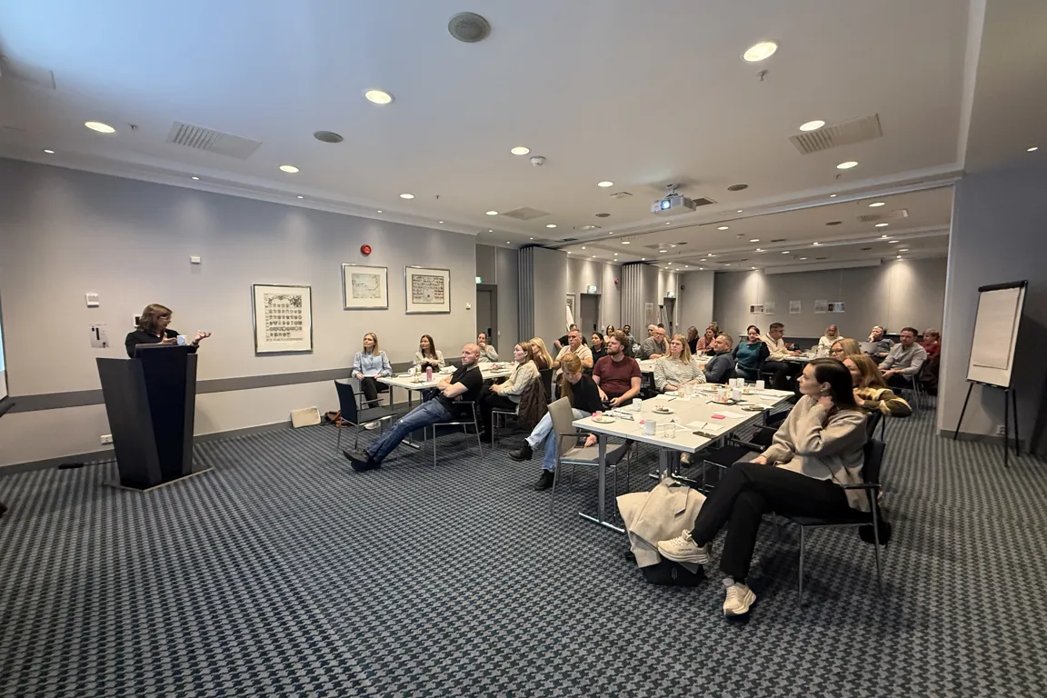 En gruppe mennesker som sitter ved et bord