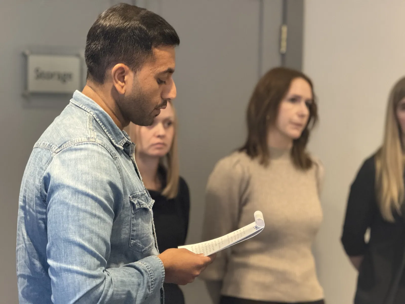 En mann og en kvinne som ser på et stykke papir