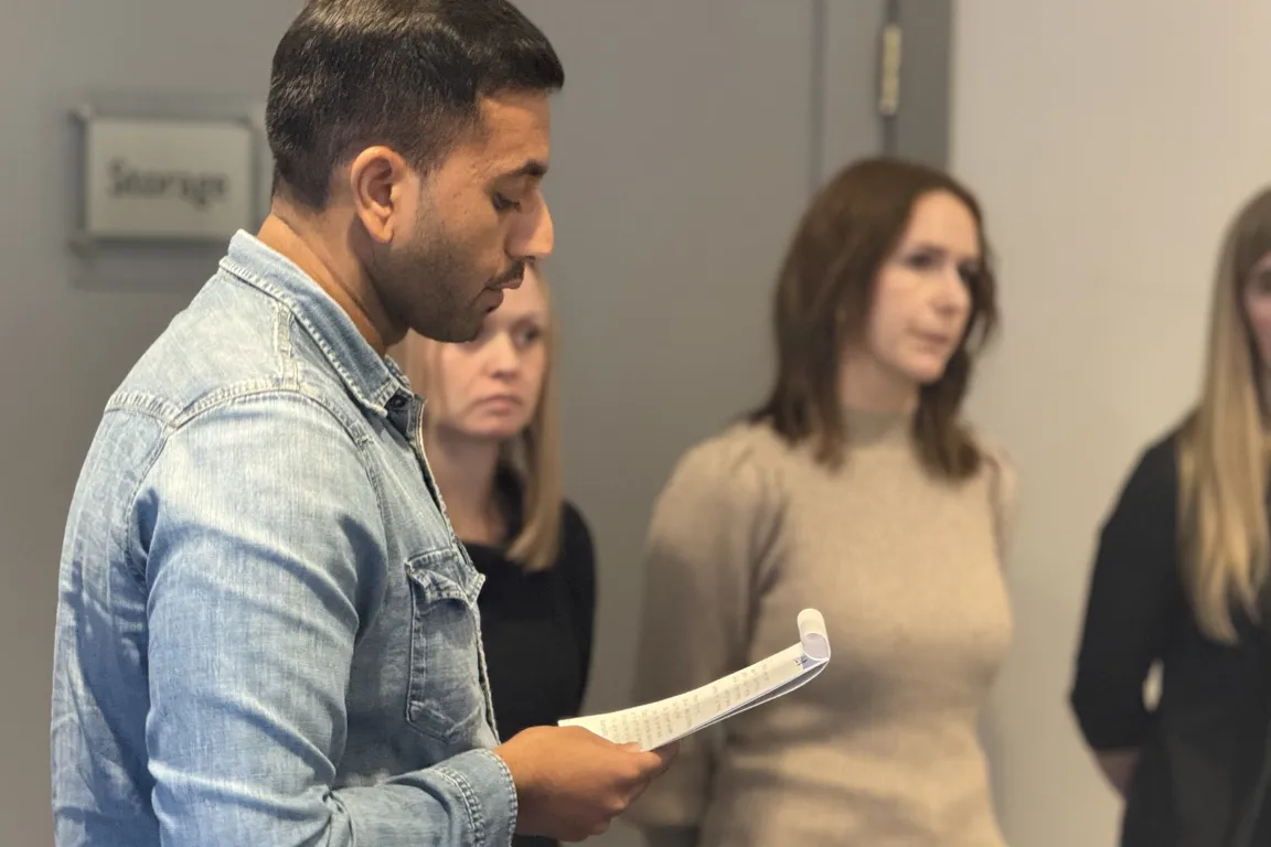 En mann og en kvinne som ser på et stykke papir