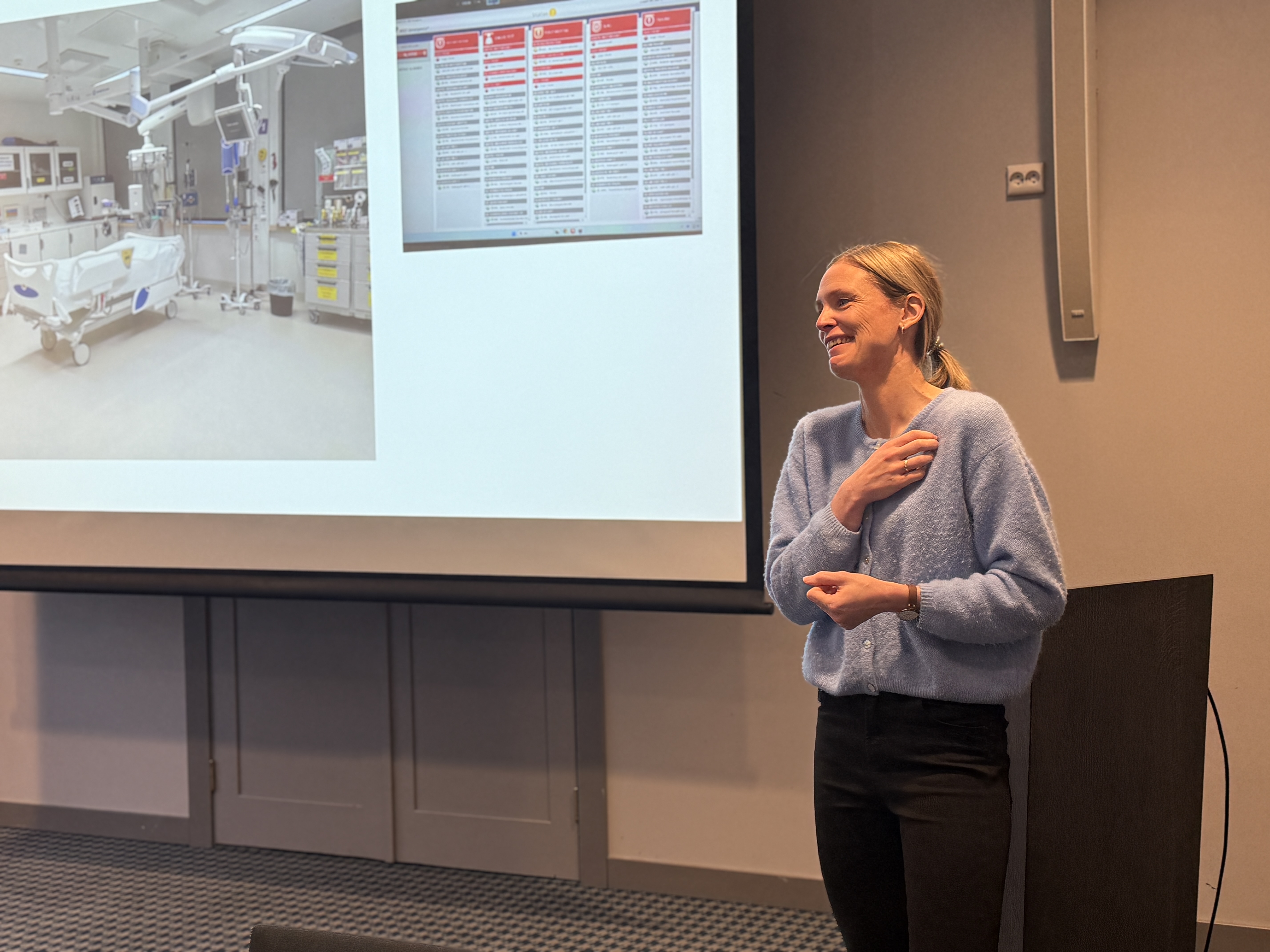 En person som står foran en tavle