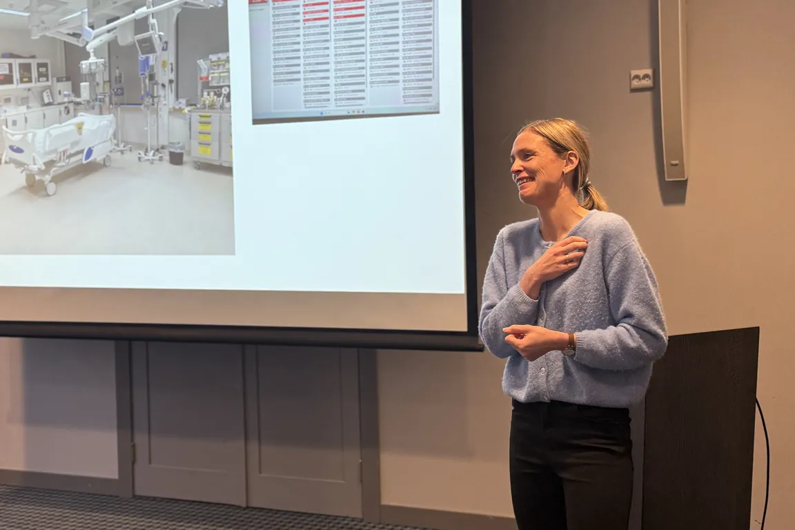 En person som står foran en tavle