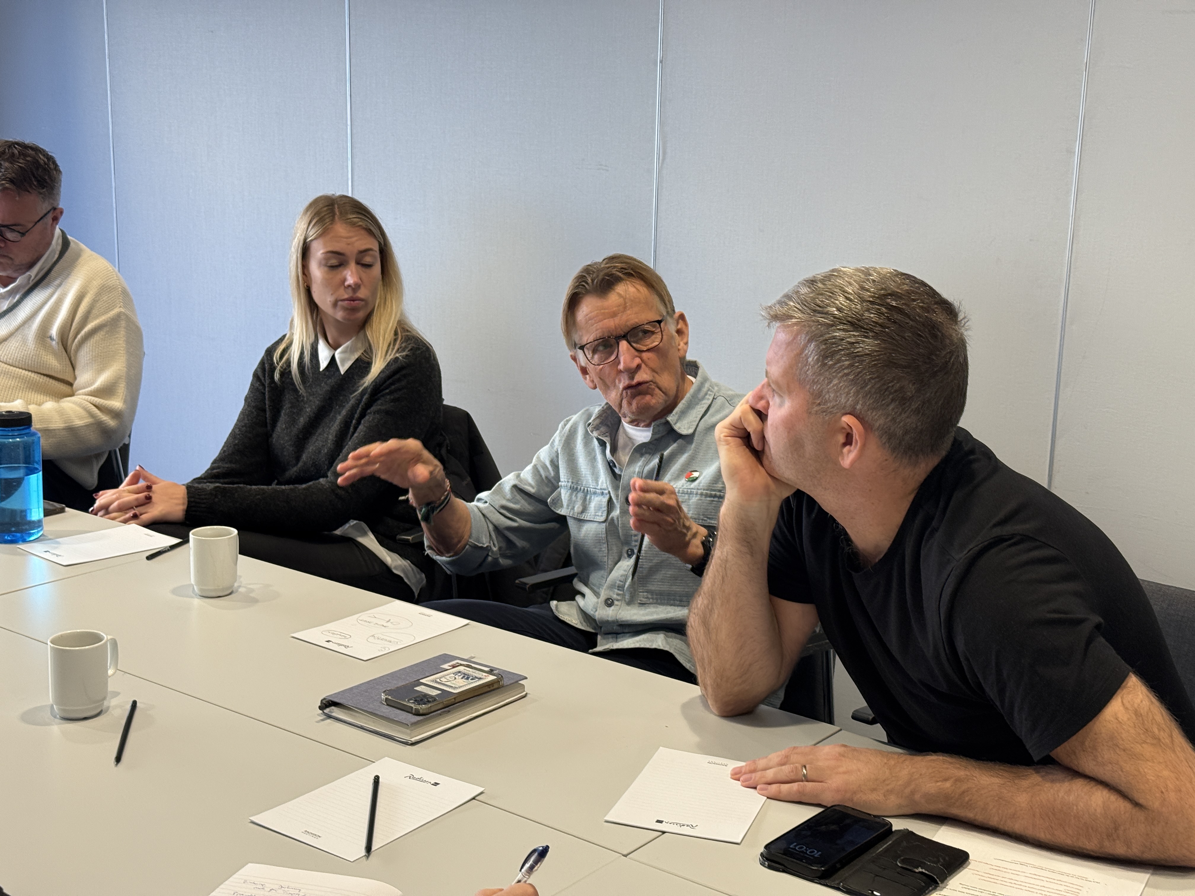 En gruppe mennesker som sitter rundt et bord