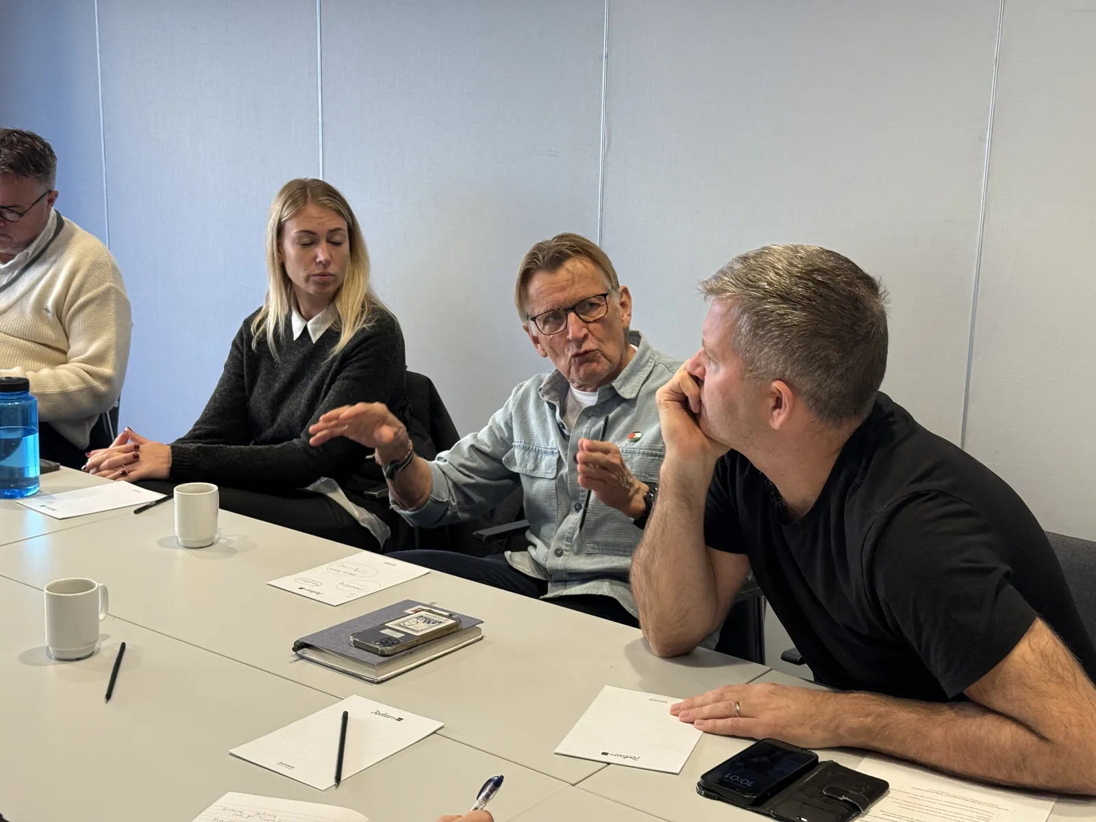 En gruppe mennesker som sitter rundt et bord