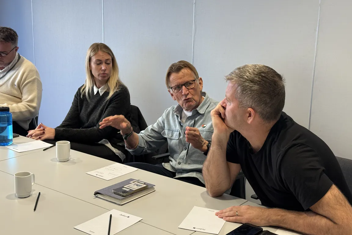 En gruppe mennesker som sitter rundt et bord