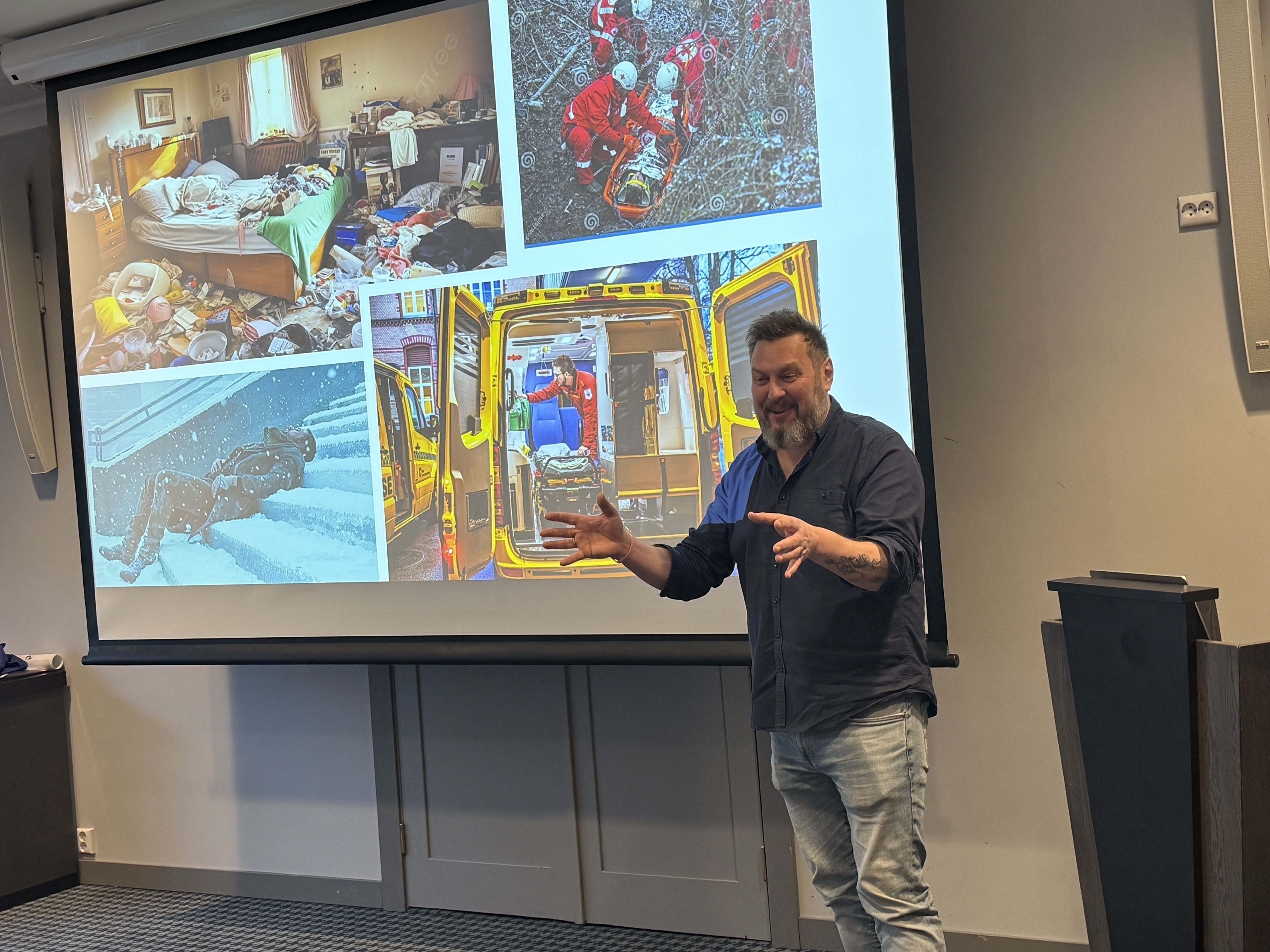 En mann som står foran en stor skjerm