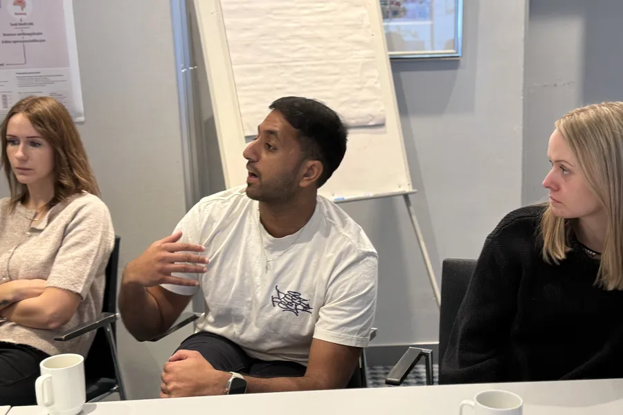 En person som sitter ved et bord