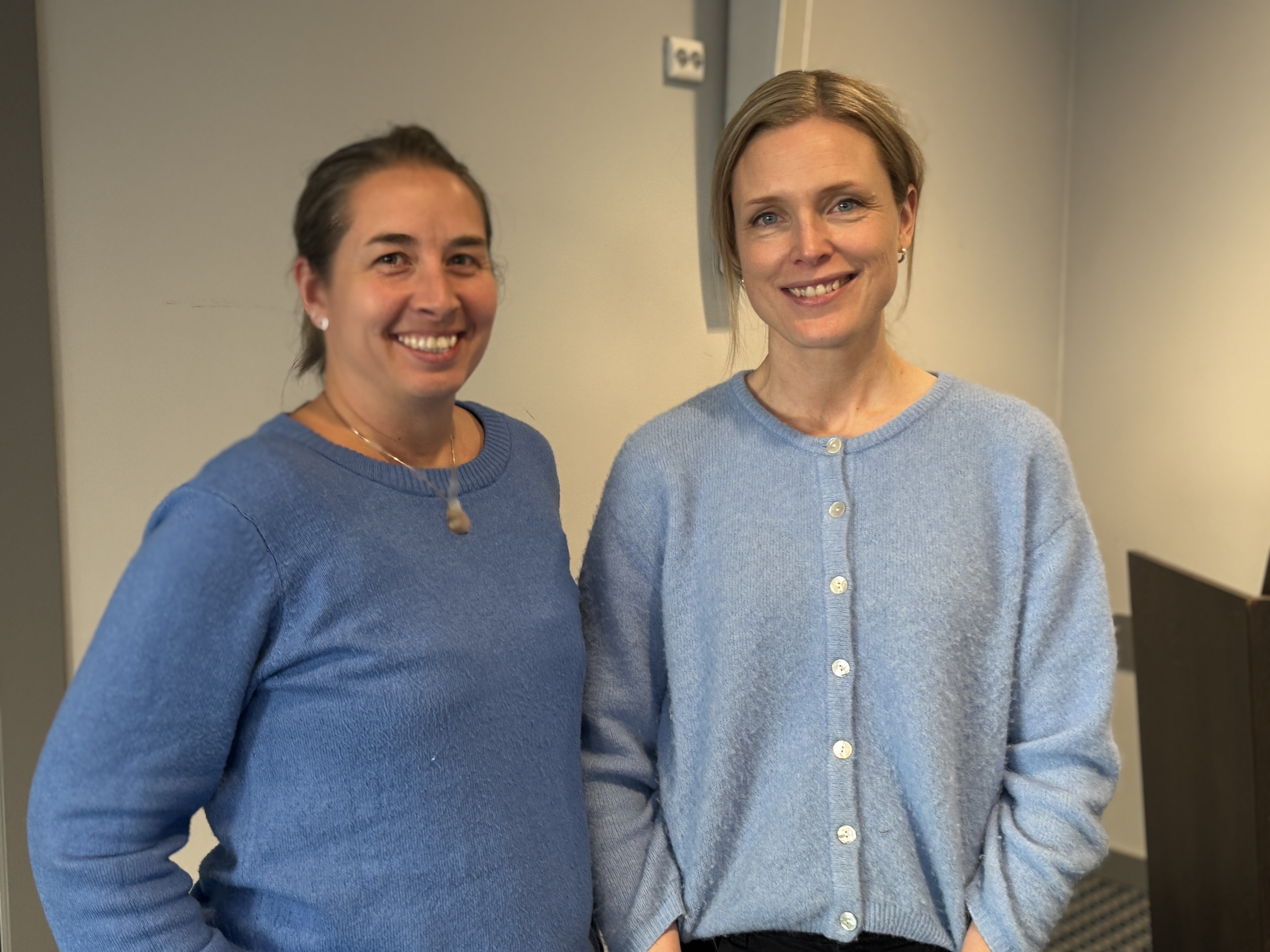 Et par kvinner som smiler