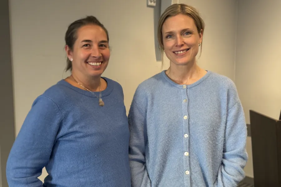 Et par kvinner som smiler