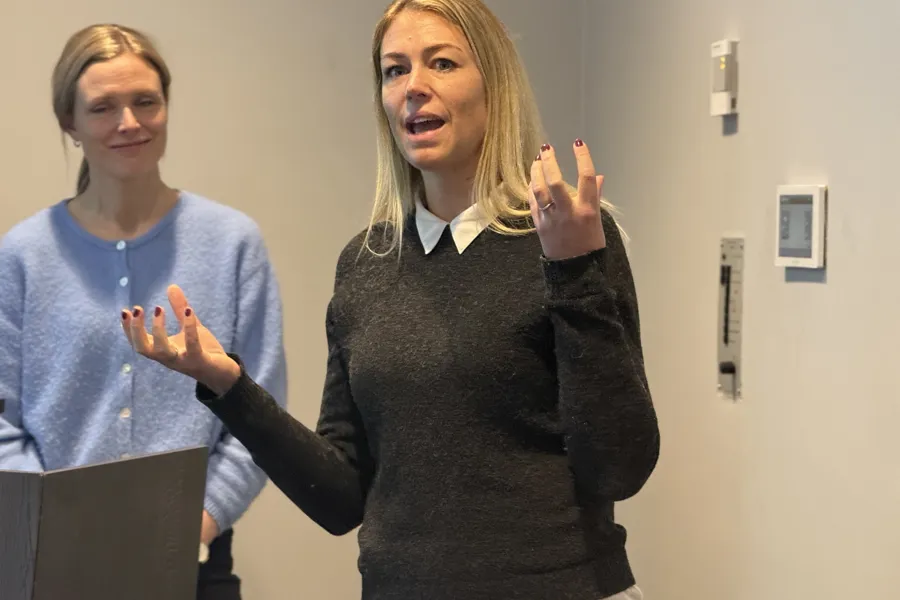 En kvinne med åpen munn og en annen kvinne med hendene opp