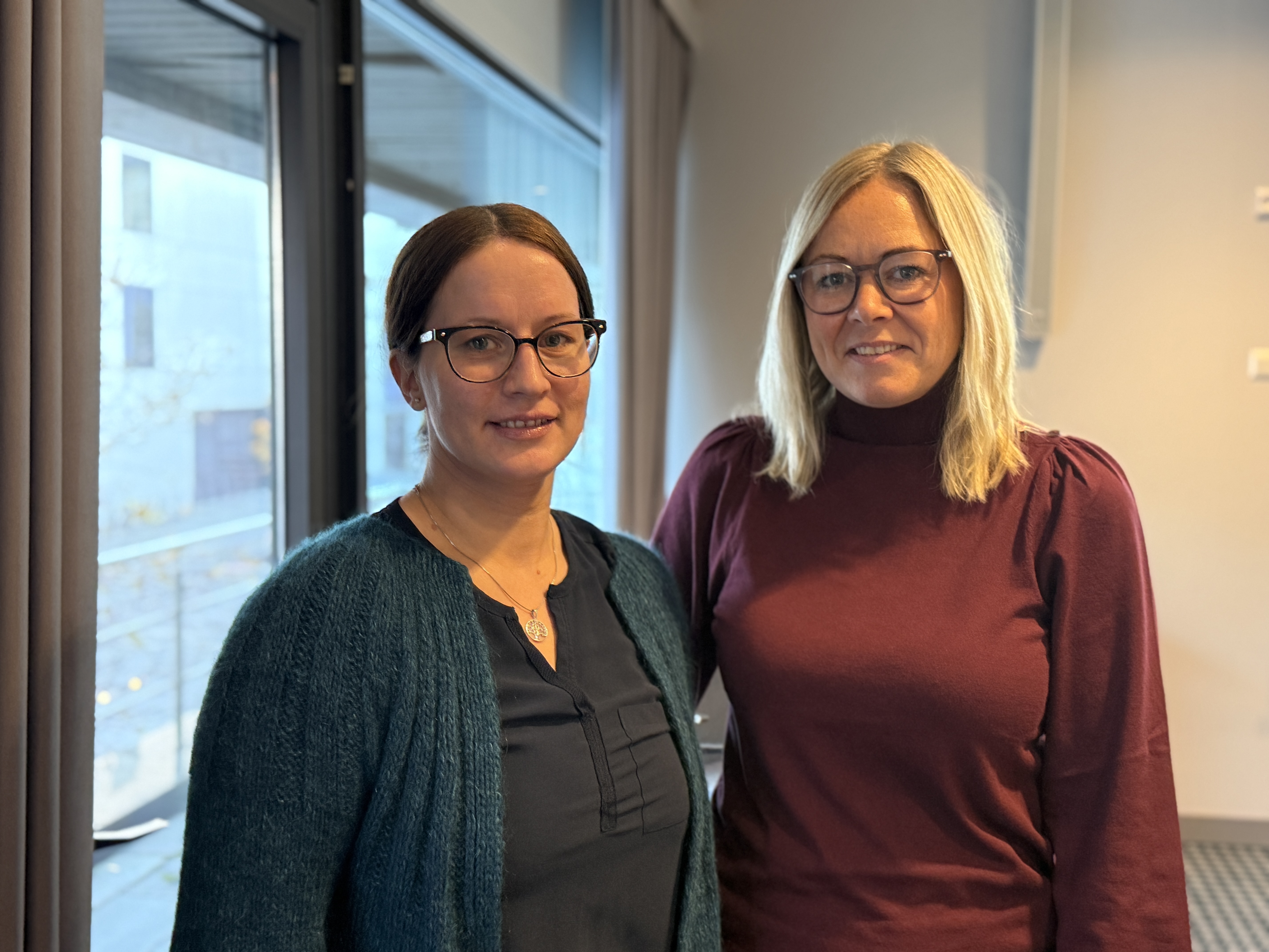 Et par kvinner som smiler