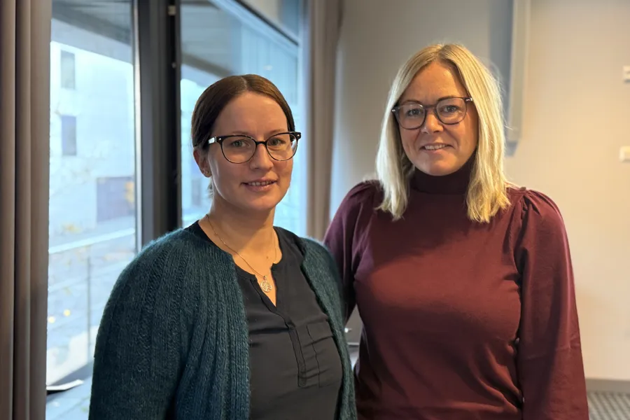 Et par kvinner som smiler