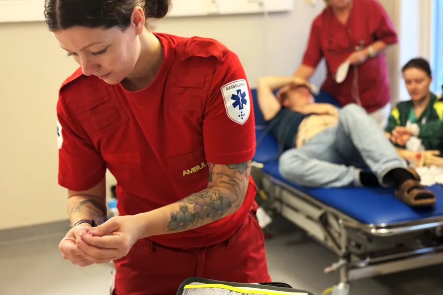 En person i rød skjorte