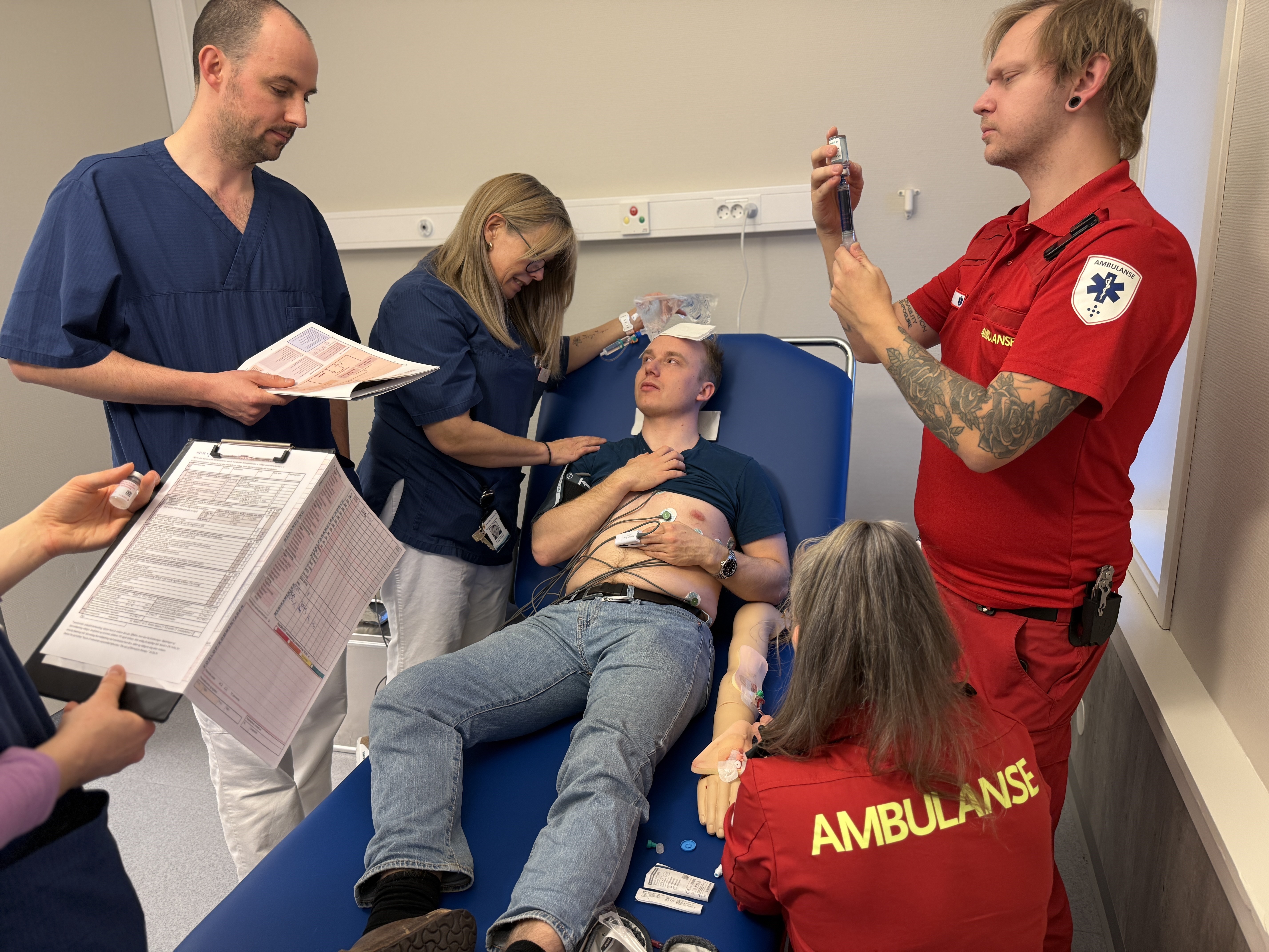 En gruppe personer i et rom